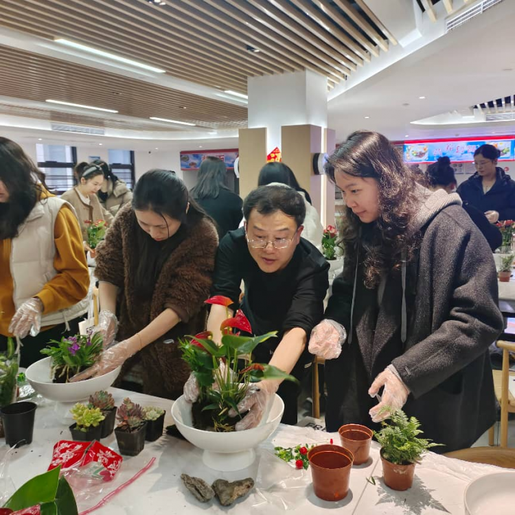 特辑｜花漾时光·遇见美好——京湖集团开展2026年“三八”国际劳动妇女节主题活动